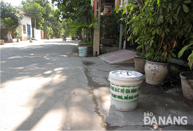 Thùng rác hộ gia đình tại phường Hòa Khánh Bắc theo mô hình Khu dân cư thân thiện với môi trường.