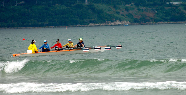 Đua Rowing nữ trên biển Đà Nẵng.