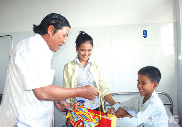 Bí thư Thành ủy Nguyễn Bá Thanh thăm, tặng quà trẻ em nghèo mổ tim tại Bệnh viện Đà Nẵng nhân Tết Trung thu 2012. Ảnh: Nguyễn Thành