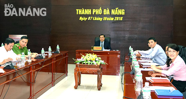 Chủ tịch UBND thành phố Huỳnh Đức Thơ chủ trì điểm cầu Đà Nẵng. Ảnh: SƠN TRUNG