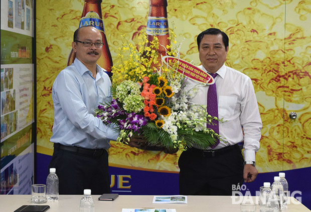 Chủ tịch UBND thành phố Huỳnh Đức Thơ thăm và chúc mừng Công ty TNHH Nhà máy Bia Heineken Đà Nẵng. Ảnh: Xuân Duyên