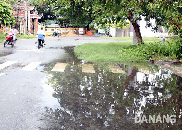 Việc chậm triển khai thi công đoạn đầu và đoạn cuối khiến đoạn giữa của đường Trương Định thường xuyên bị ngập nước mưa do không được khớp nối thoát nước.