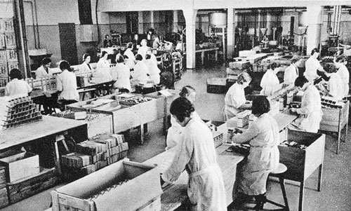 Công nhân nhà máy Temmler ở Berlin sản xuất 35 triệu viên thuốc Pervitin cho bộ binh và không quân Đức năm 1940. 