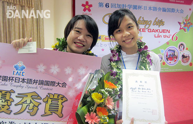 Uyên Phương (trái) và Trâm Anh, đoạt giải nhất và nhì cuộc thi hùng biện Kake Gakuen lần thứ 6 tổ chức tại Đà Nẵng. Ảnh: S.L