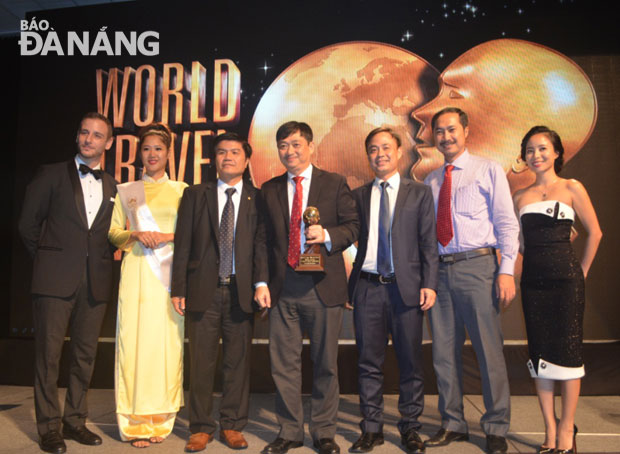 Phó chủ tịch UBND thành phố Đặng Việt Dũng (Đứng thứ tư từ trái sang) nhận giải thưởng danh giá “Điểm đến sự kiện lễ hội hàng đầu châu Á” do Tổ chức Du lịch thế giới trao tặng.