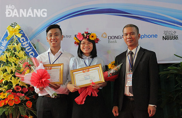 Nguyễn Trịnh Minh Khoa và Lê Thị Phương Uyên giành giải nhì và giải nhất tại Hội nghị Sinh viên nghiên cứu khoa học toàn quốc khối ngành kinh tế và quản trị kinh doanh. (Ảnh do nhân vật cung cấp).