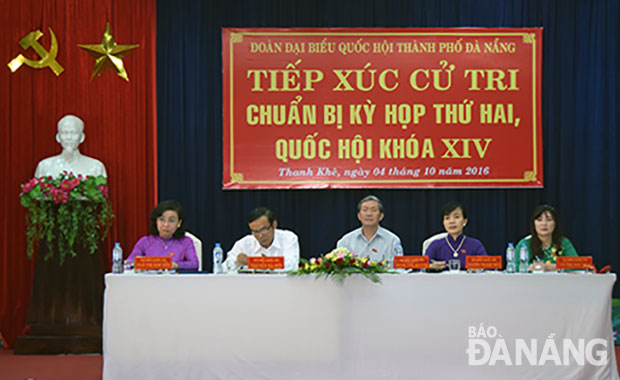 Đoàn đại biểu Quốc hội đơn vị thành phố Đà Nẵng tiếp xúc cử tri quận Liên Chiểu trước kỳ họp thứ 2, Quốc hội khóa XIV.  Ảnh: SƠN TRUNG