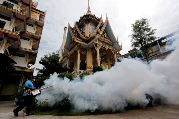 Phun thuốc diệt muỗi ở thủ đô Bangkok (Thái Lan).