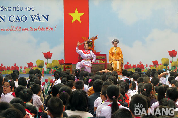 Chương trình “Đưa tuồng vào học đường” của Nhà hát Tuồng Nguyễn Hiển Dĩnh khá thu hút học sinh.