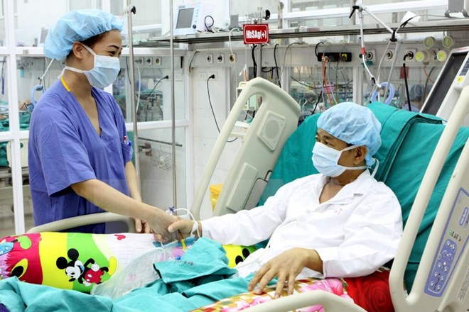Nhân viên y tế chăm sóc bệnh nhân ghép gan. (Ảnh: TTXVN/Vietnam+)