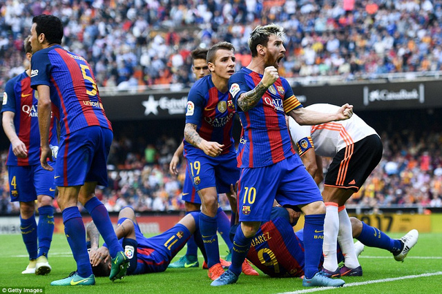 Messi tỏa sáng giúp Barcelona vượt ải Valencia