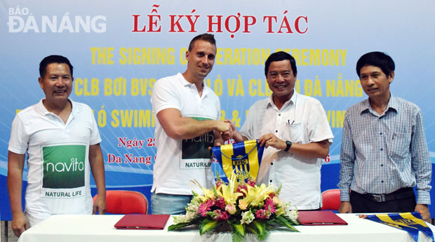 HLV Peter Nagy (thứ hai, trái sang) và Phó Giám đốc Trung tâm HL-ĐT VĐV, Chủ nhiệm CLB Bơi Đà Nẵng Nguyễn Đông Hải (thứ ba, trái sang) tại buổi lễ ký kết hợp tác giữa hai CLB. ảnh ANH VŨ