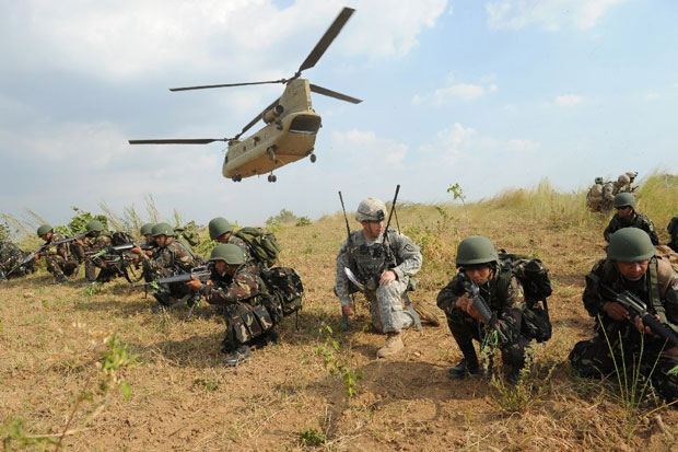Binh sĩ Philippines và Mỹ tham gia cuộc tập trận không quân bên trong căn cứ huấn luyện quân sự ở Fort Magsaysay, phía bắc Manila. 					                      Ảnh: AFP