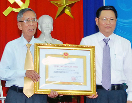Nhà giáo Ưu tú Phạm Đình Hảo (bìa trái) tại lễ đón nhận Huân chương Lao động hạng nhì do Chủ tịch nước trao tặng Hội Khuyến học Đà Nẵng.