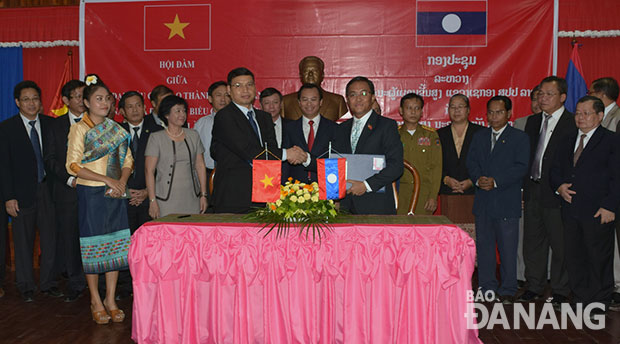 Lãnh đạo thành phố Đà Nẵng và tỉnh Sekong trao đổi biên bản ghi nhớ chương trình hợp tác giai đoạn 2018-2022.