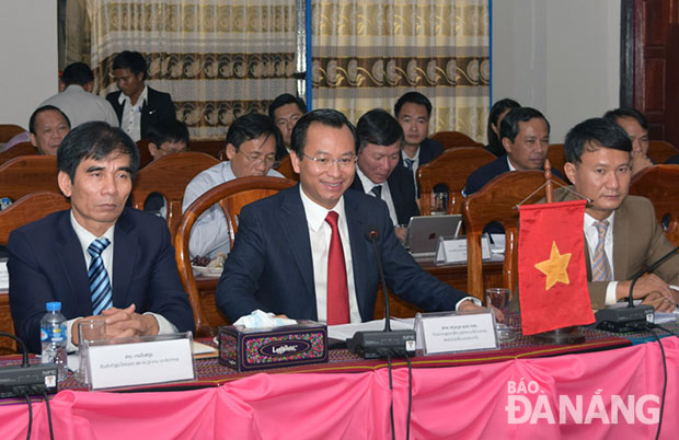Bí thư Thành  ủy, Chủ tịch HĐND thành phố Nguyễn Xuân Anh tại buổi làm việc với lãnh đạo tỉnh Sekong.