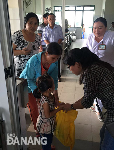 Các nhà hảo tâm trao quà cho người bệnh đang điều trị tại Bệnh viện  Đà Nẵng.