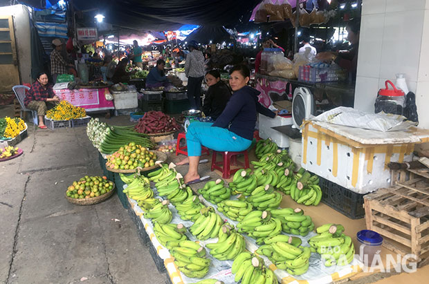 Bên cạnh việc đẩy mạnh tuyên truyền, Ban quản lý các chợ quận Liên Chiểu thường xuyên kiểm tra, giám sát các hộ tiểu thương kinh doanh, buôn bán thực phẩm ở chợ. 