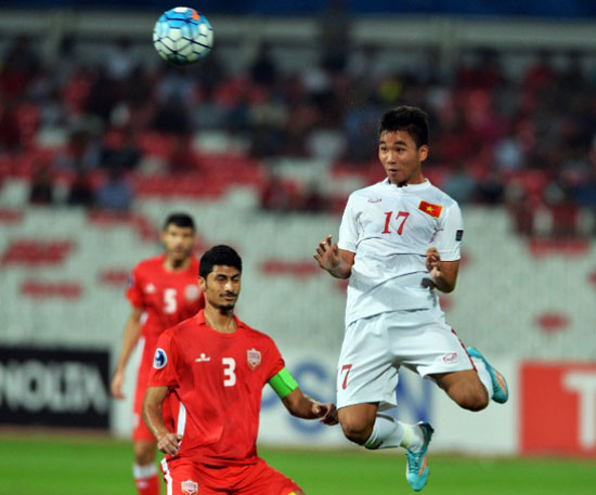 Trần Thành (áo trắng) đã góp công rất lớn để giúp U19 Việt Nam làm nên lịch sử sau chiến thắng U19 Bahrain (áo đỏ).    Ảnh: AFC