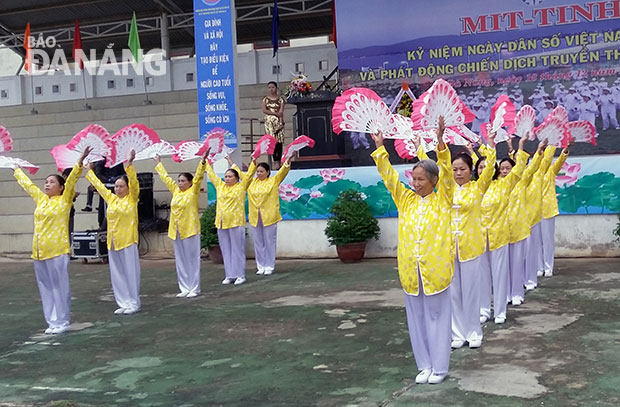 Người cao tuổi tham gia biểu diễn tại Lễ kỷ niệm Ngày Dân số Việt Nam.