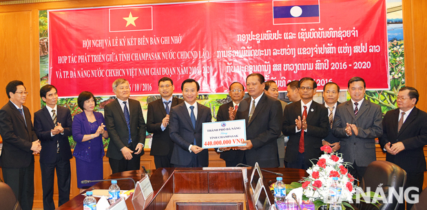 Bí thư Thành ủy, Chủ tịch HĐND thành phố Nguyễn Xuân Anh trao tặng số tiền hỗ trợ công tác an sinh xã hội cho tỉnh Champasak