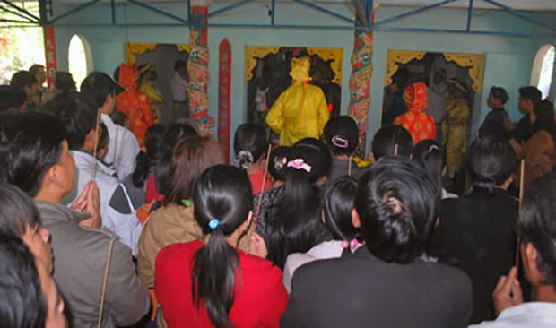 Người dân và du khách dự lễ cúng Bà Chúa Ngọc ở xã Đại Quang, huyện Đại Lộc.