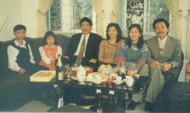  Ảnh lưu niệm gia đình anh Nguyễn Bá Thanh và gia đình tác giả vào chiều mùng 2 Tết Đinh Sửu 1997.