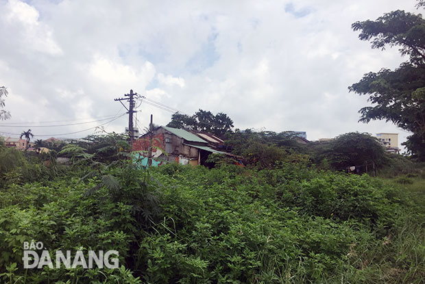 Một góc khu nhà chưa giải tỏa ở đường Lê Văn Duyệt.