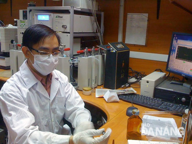 TS Lê Phước Cường trong phòng thí nghiệm.
