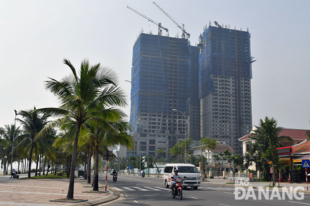 Dự án chung cư khách sạn Mường Thanh đang được xây dựng ven bờ biển phường Mỹ An, quận Ngũ Hành Sơn.