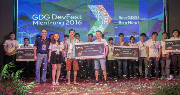 Nhóm TERMSKIP nhận giải “Sản phẩm toàn diện nhất” của mùa Mobile Hackathon đầu tiên tại Đà Nẵng. (Ảnh do Ban tổ chức sự kiện cung cấp) 
