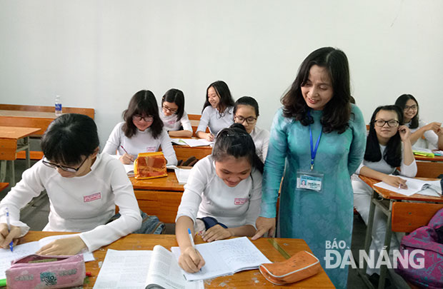 Cô Phan Thị Hồng Loan luôn được học trò tin yêu bởi lòng yêu nghề và cách ứng xử mẫu mực.
