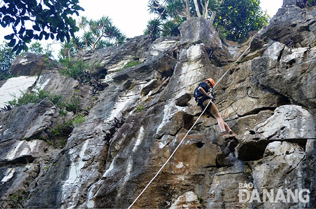 Người chơi học được các kỹ năng để chinh phục ngọn núi cao gần 30m.