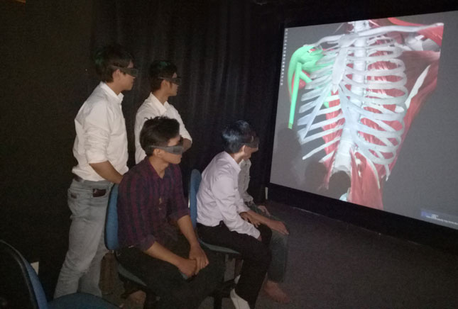 Sinh viên thích thú với mô hình cơ thể người 3D của nhóm giảng viên Trường Đại học Duy Tân.