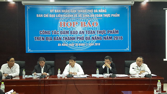 Phó Chủ tịch UBND thành phố Đặng Việt Dũng chủ trì buổi họp báo.