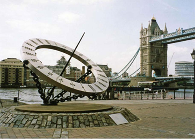 Tượng Timepiece của Wendy Taylor bên cầu tháp London.
