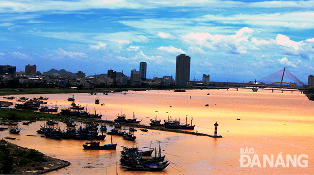 Với những bước phát triển đột phá trong quy hoạch, quận Sơn Trà trở thành đô thị mới khang trang và sạch đẹp. Trong ảnh: Sơn Trà nhìn từ cầu Thuận Phước.