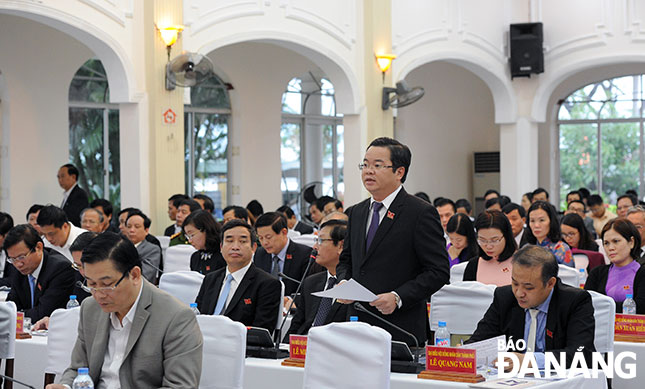 Đại biểu Lê Minh Trung chất vấn tại kỳ họp.  			              Ảnh: ĐẶNG NỞ