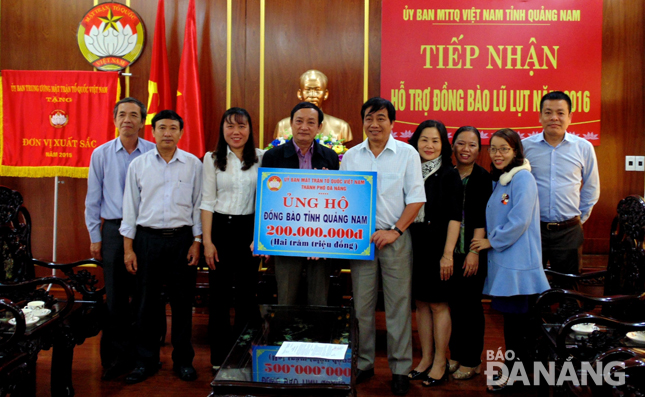 Phó Chủ tịch Ủy ban MTTQ Việt Nam thành phố Trần Văn Dư trao 200 triệu đồng hỗ trợ người dân tỉnh Quảng Nam.