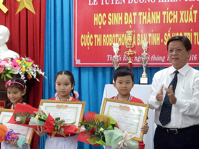 UBND quận Thanh Khê khen thưởng đội tuyển vô địch Robothon quốc tế 2016.