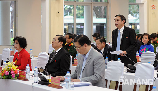 Đại biểu Lê Trung Chinh chất vấn tại kỳ họp. Ảnh: Đặng Nở