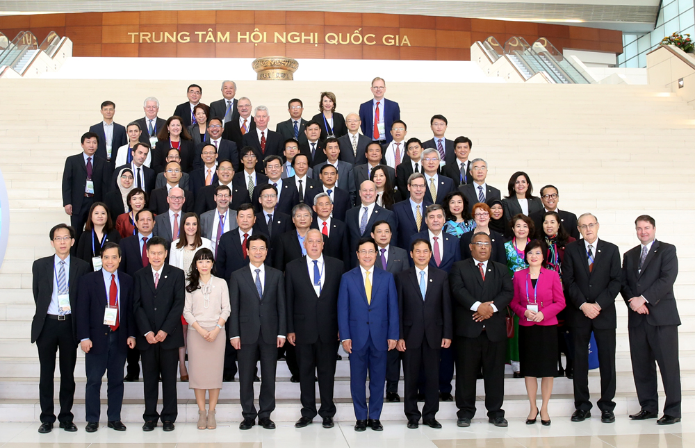 Phó Thủ tướng, Bộ trưởng Ngoại giao Phạm Bình Minh chụp ảnh chung với các Trưởng đoàn các quan chức cấp cao các nền kinh tế APEC. Ảnh: VGP