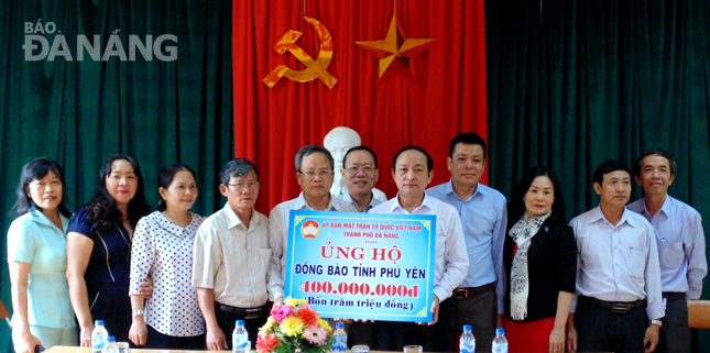 Phó Chủ tịch Ủy ban MTTQ Việt Nam thành phố Trần Văn Dư trao 400 triệu đồng hỗ trợ người dân tỉnh Phú Yên.