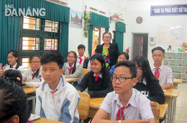 Cô Kim Minh và học trò trong một tiết dạy Sử ở Trường THCS Trần Quý Cáp. Ảnh: H.N