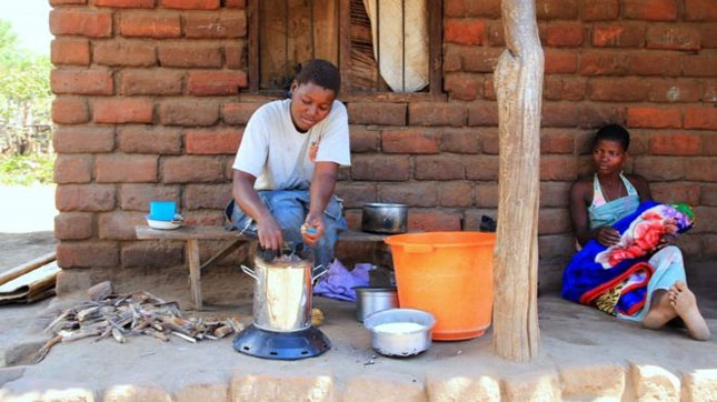 Tuy nhiên, bác sĩ - nhà nghiên cứu bệnh hô hấp người Anh, Kevin Mortimer cùng các cộng sự đã nghiên cứu 2 năm tại 3 ngôi làng nghèo nhất ở Malawi với hơn 4 nghìn hộ dân có bếp không khói với số lượng tương đương bếp có khói; theo dõi sức khỏe thường xuyên của 10 nghìn trẻ em ở đây thì không cho thấy sự khác biệt về bệnh viêm hô hấp. 