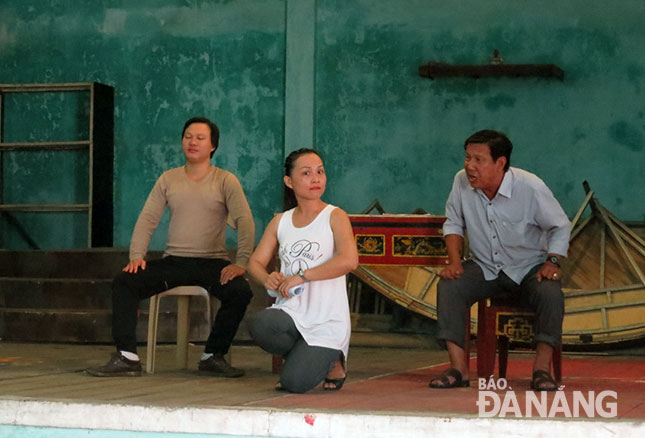 Lớp diễn viên trẻ Nhà hát Tuồng Nguyễn Hiển Dĩnh đang tập các vai chính trong vở tuồng dân gian “Gánh củi trạng nguyên” phục vụ dịp Tết 2017. 