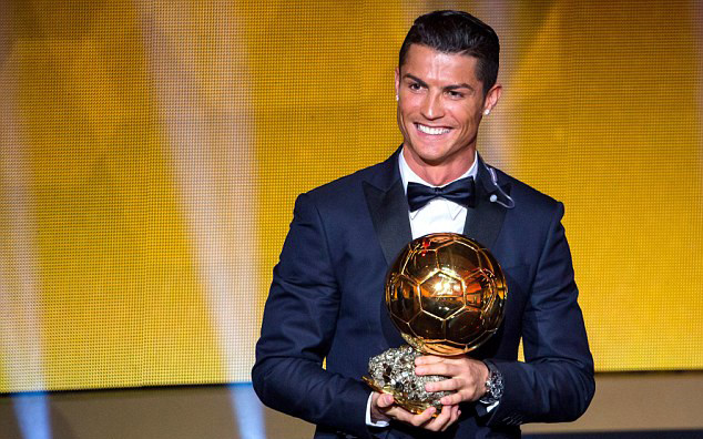 Hiện tại, Ronaldo chỉ còn kém Messi đúng 1 danh hiệu Quả bóng Vàng.
