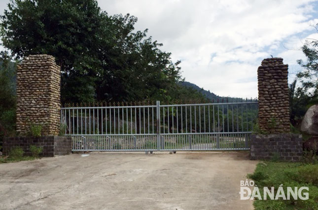 Cánh cổng phía trước khu vườn đóng cửa im ỉm.