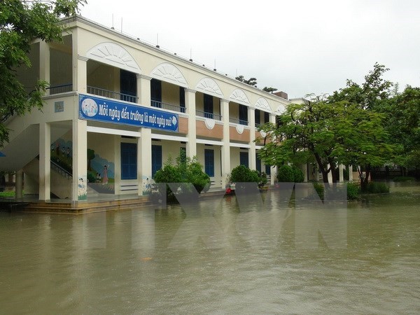 Trường học ở thành phố Nha Trang bị ngập nước sâu nên học sinh phải nghỉ học. (Ảnh: Nguyên Lý/TTXVN)