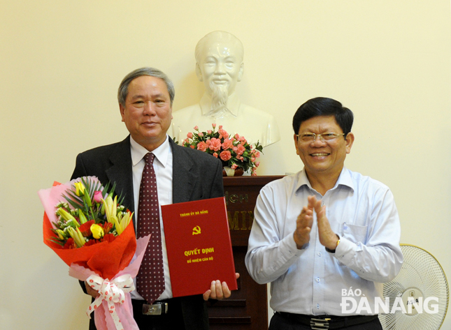 Phó Bí thư Thường trực Thành ủy Võ Công Trí trao Quyết định và tặng hoa chúc mừng tân Tổng Biên tập Báo Đà Nẵng.